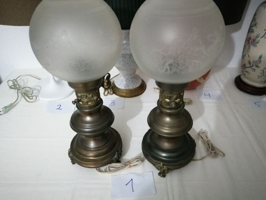 Candeeiros antigos em loiça, metal e outros
