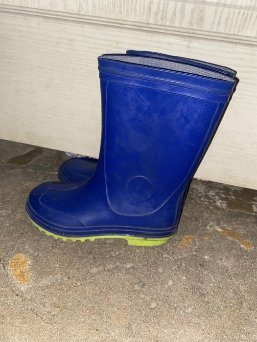 Отдам бесплатно обувь для мальчика и девочьки