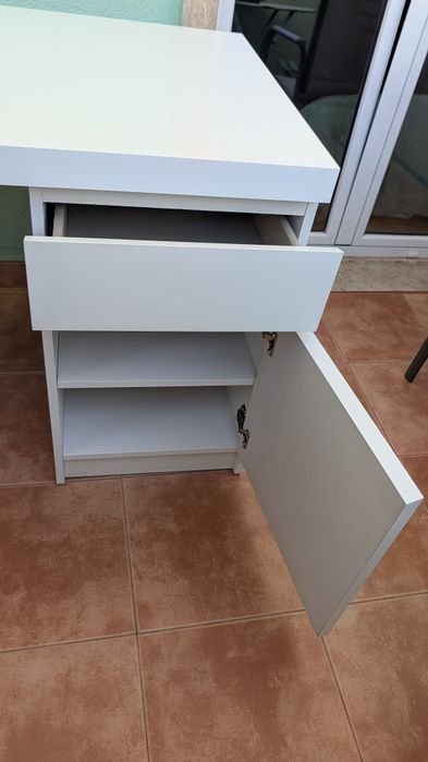 Secretária IKEA MALM branca 140x65 — como nova, já montada