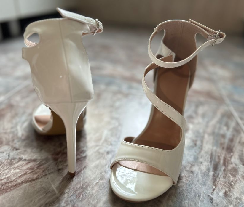 Лаковані білі туфлі 38 розміру