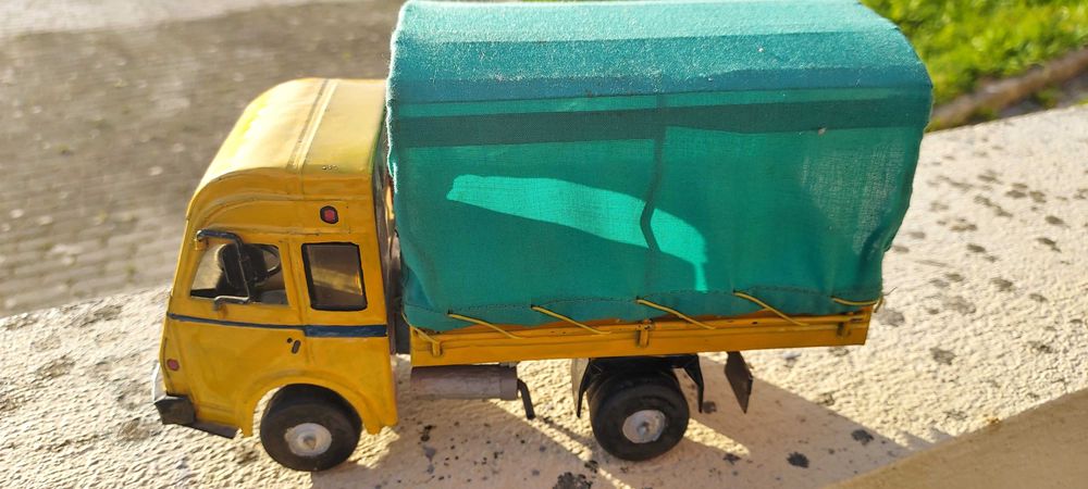 Fourgon Renault em chapa