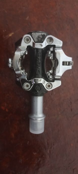 Capacete Bicicleta Rockrider e Pedais Exustar