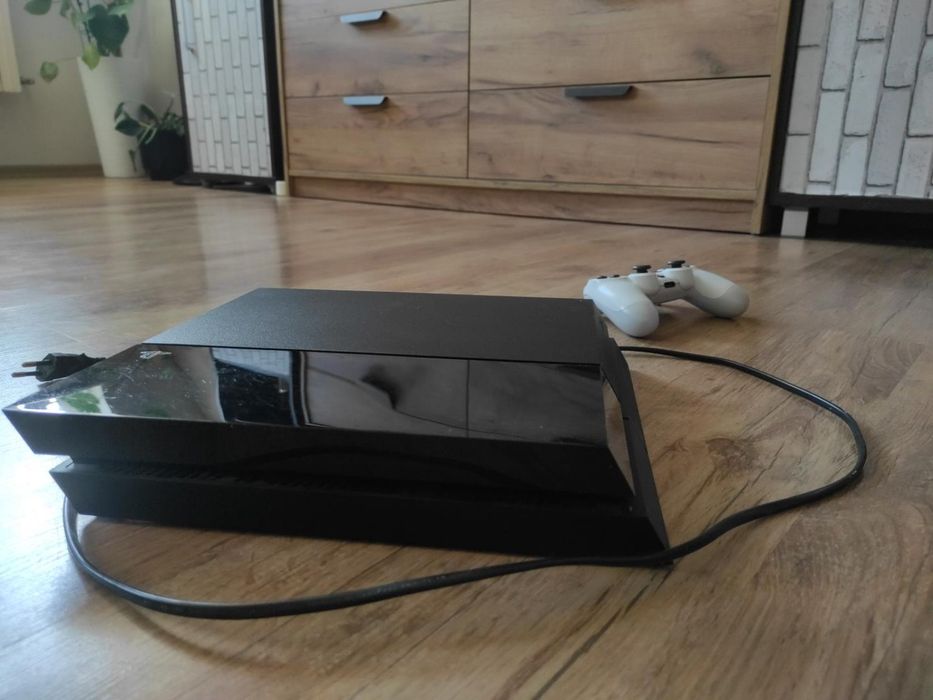 Sprzedam Ps4 stan dobry więcej w opsie