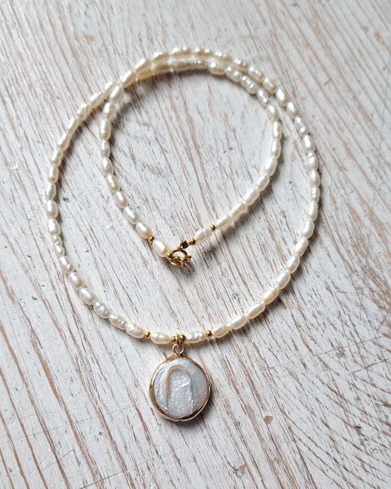 Choker z naturalnych perełek z zawieszką z barokowej perły
