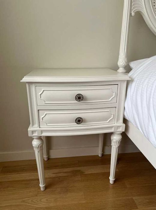 Cama D. Maria lacada com 2 mesinhas de cabeceira