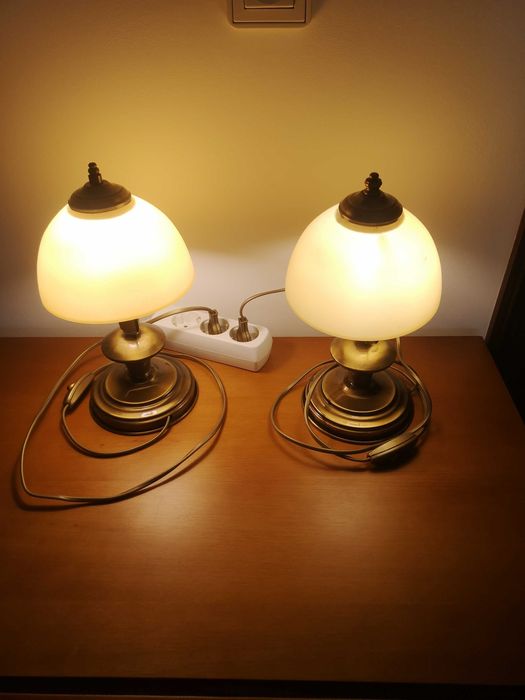 Candeeiro de teto e mesinhas de cabeceira