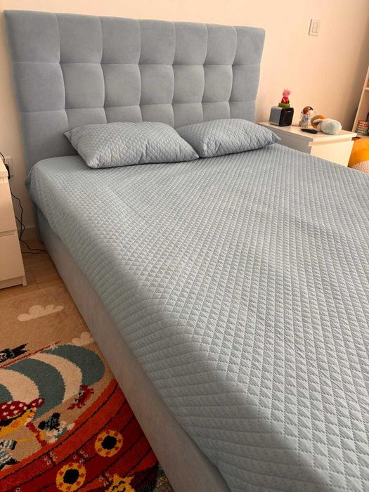 Cama de casal estofada (menos de 1 ano de uso)