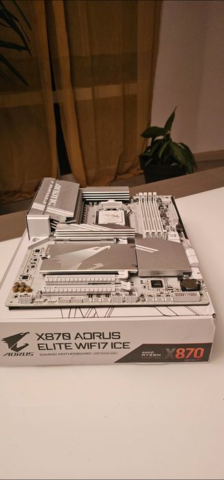 GIGABYTE X870 Aorus Elite ICE + AMD Ryzen 7 980OX3D