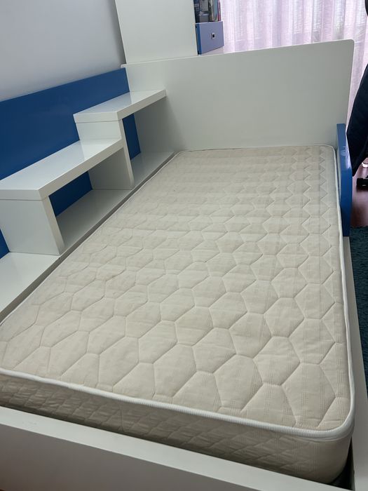 Cama de solteiro com colchao e estante