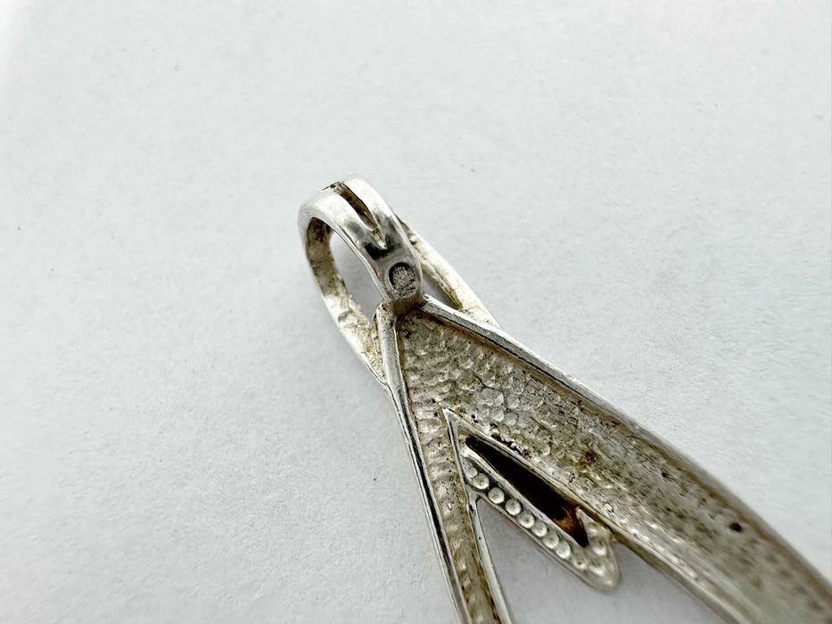 Ciekawa drobna damska zawieszka do łańcuszka ze srebra