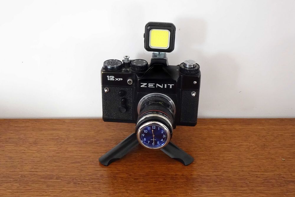 Lampka z zegarkiem z aparatu Zenit