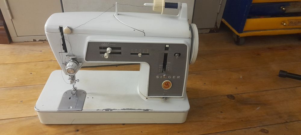Máquina de costura Singer 611G.