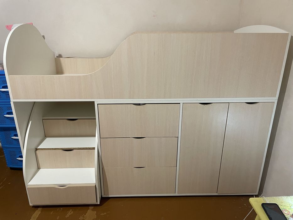 Кровать ліжко зі сходинками