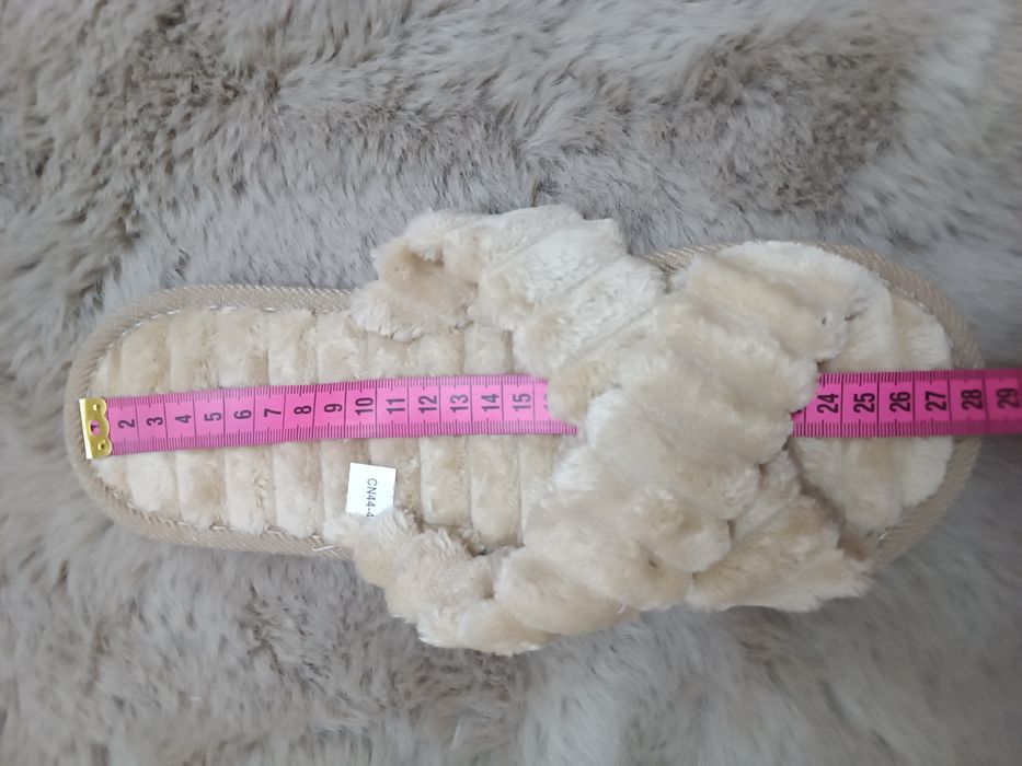 Kapcie beżowe futrzane