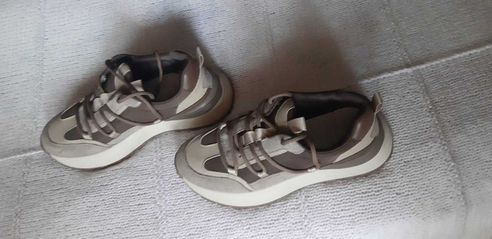 Кросівки жіночі 39 розмір