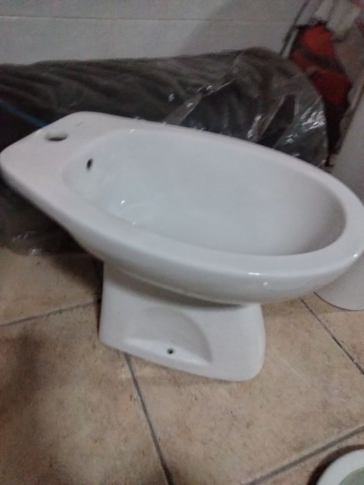 Loiças wc, lavatórios, bidé, lâmpada teto e canto chuveiro