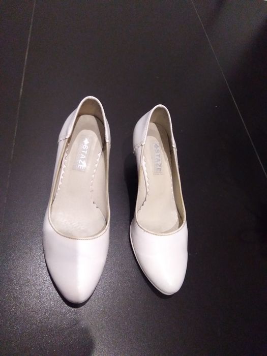 Białe buty czółenka na ślub