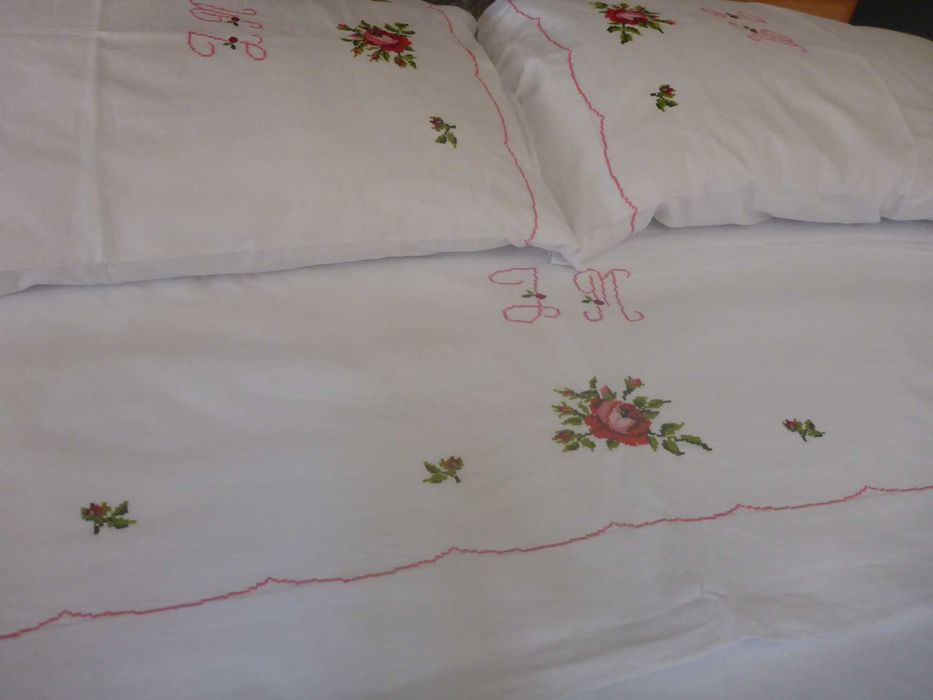 Lençol e duas almofadas - Linho misto com bordado manual a ponto cruz