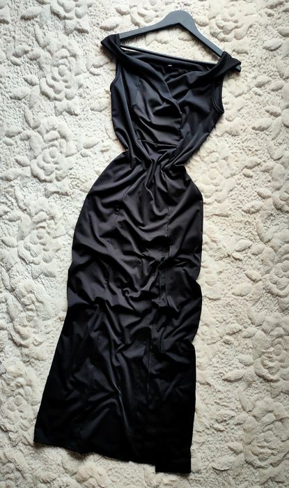 Czarna długa sukienka okolicznościowa z rozcięciem  S/M