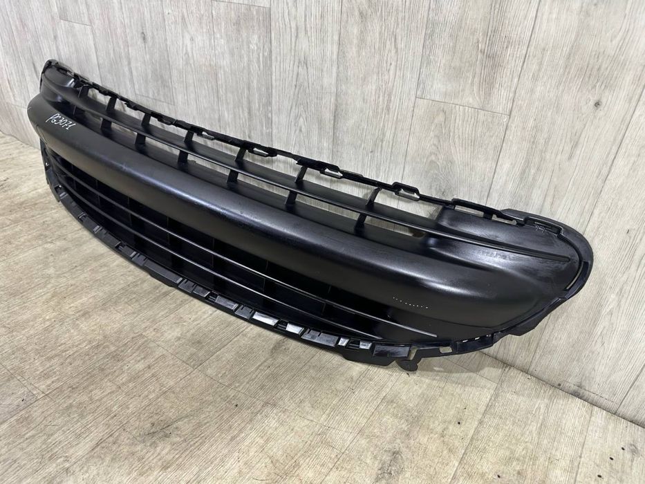 Бампер передний Решетка средняя Peugeot 207 ( 2006 - 2009 г. ) Решітка