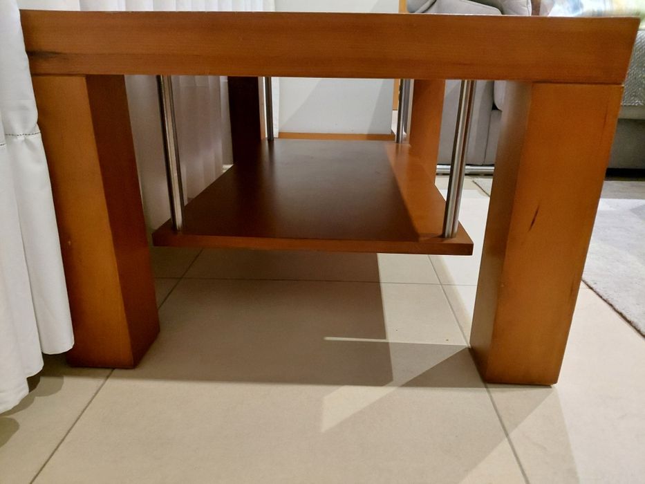 Mesa de centro de madeira usada.