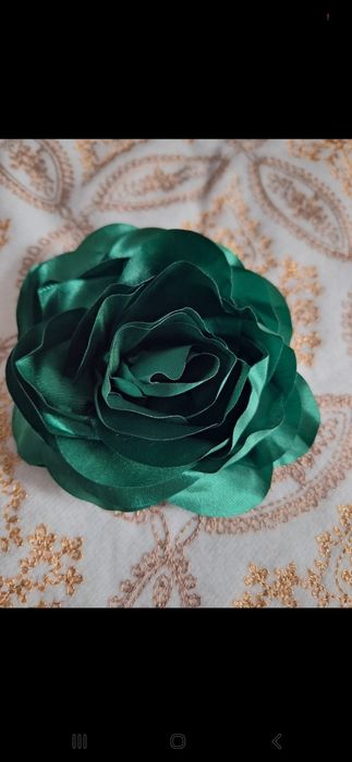 Broszka spinka duży kwiat w kolorze butelkowej zieleni