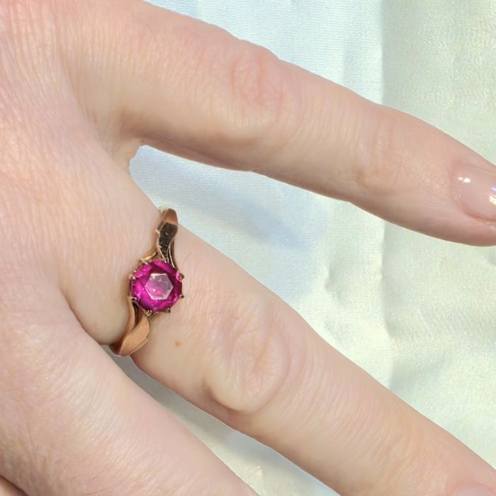 Złoty radziecki pierścionek z rubinkiem