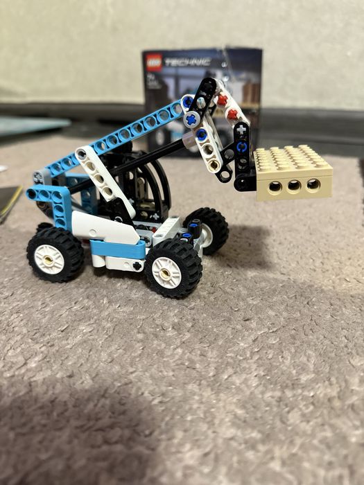 Конструктор LEGO Technic Телескопічний навантажувач 163 деталі