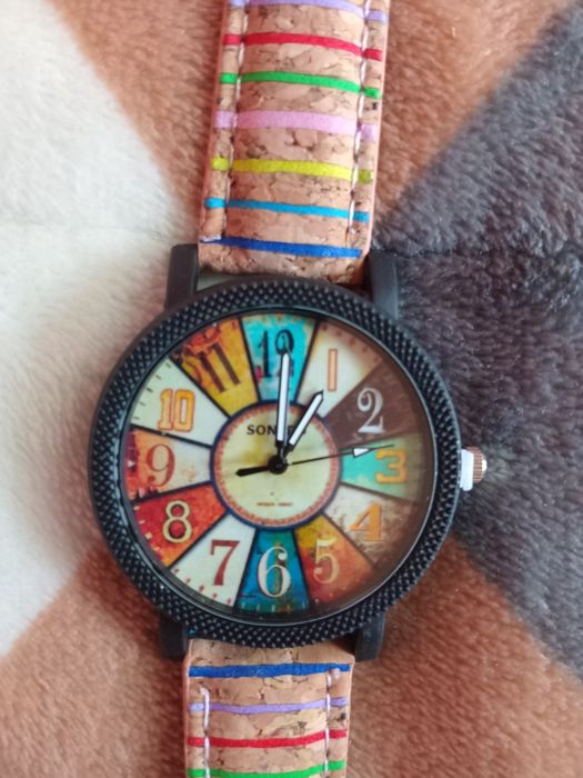 Relógio multicolor