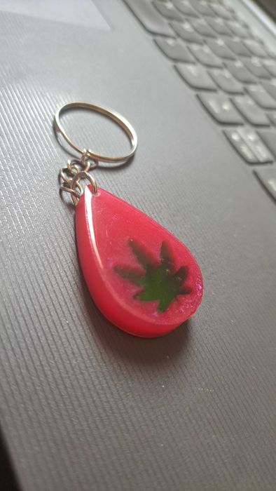 Handmade Breloczek czerwony z symbolem konopi