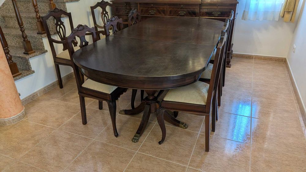 Mesa sala de jantar com cadeiras e cadeirões em óptimo estado