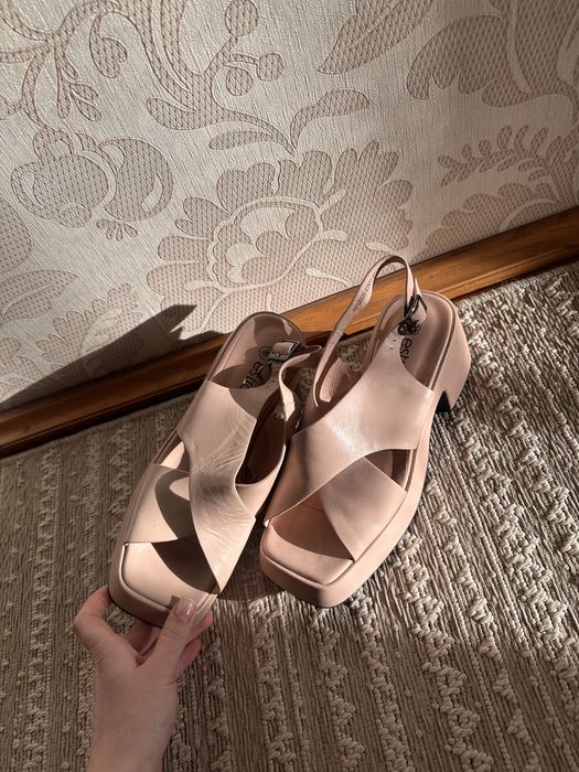 Продам шкіряні босоніжки estro