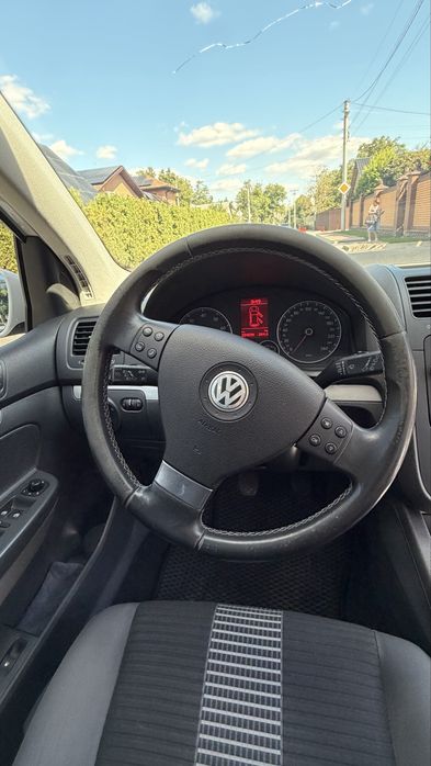 Продаю Volkswagen Golf 1.4 TSI з механічною коробкою передач та турбованим бензиновим двигуном.