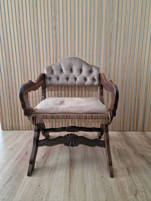 Cadeira de madeira maciça em bom estado de conservação