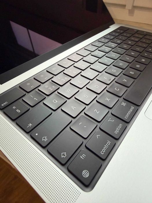 MacBook Pro 14" M1 Pro 10-CPU + 16-GPU / 16GB RAM / 1TB SSD super stan