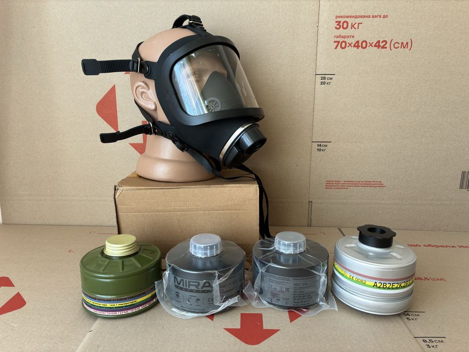 Противогаз-маска и специальный фильт от радиации и отравляющих веществ