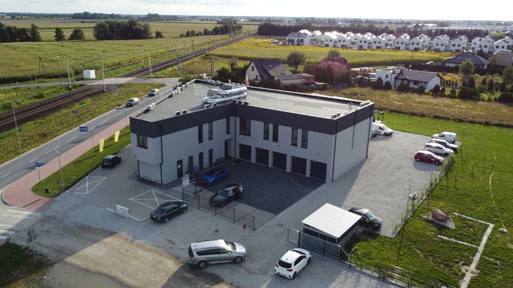 Monitorowane miejsce postojowe na ogrodzonym terenie, parking