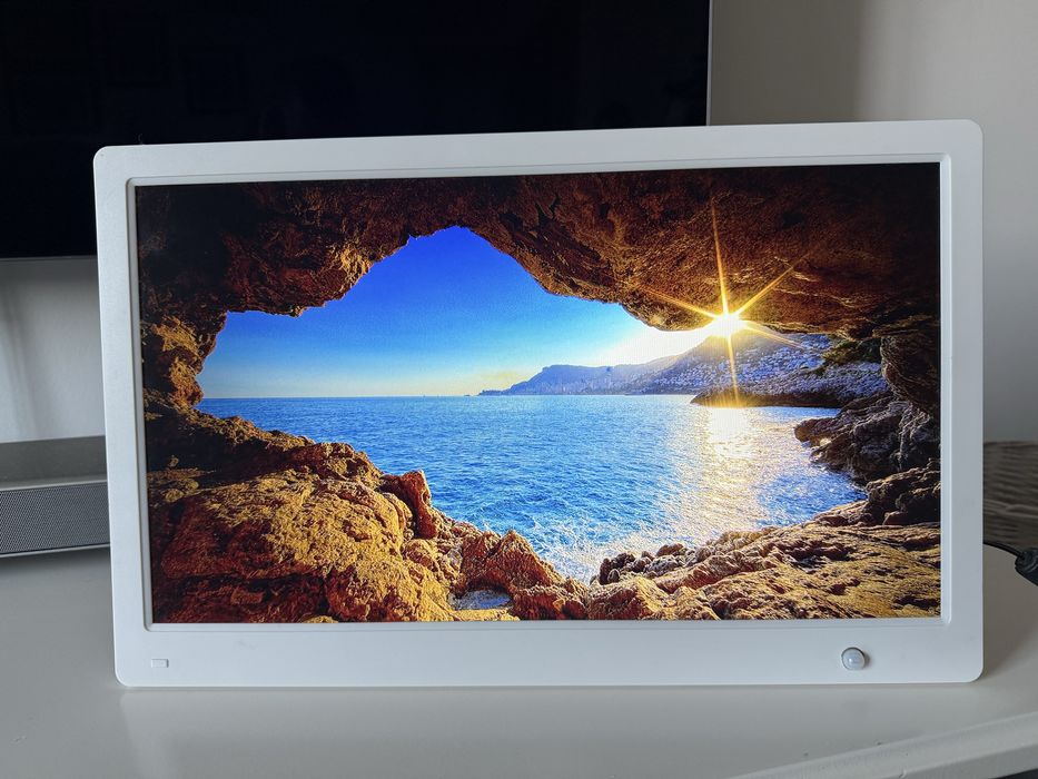 Moldura Digital 17” HD Sensor de movimento video MP3 8Gb SD card