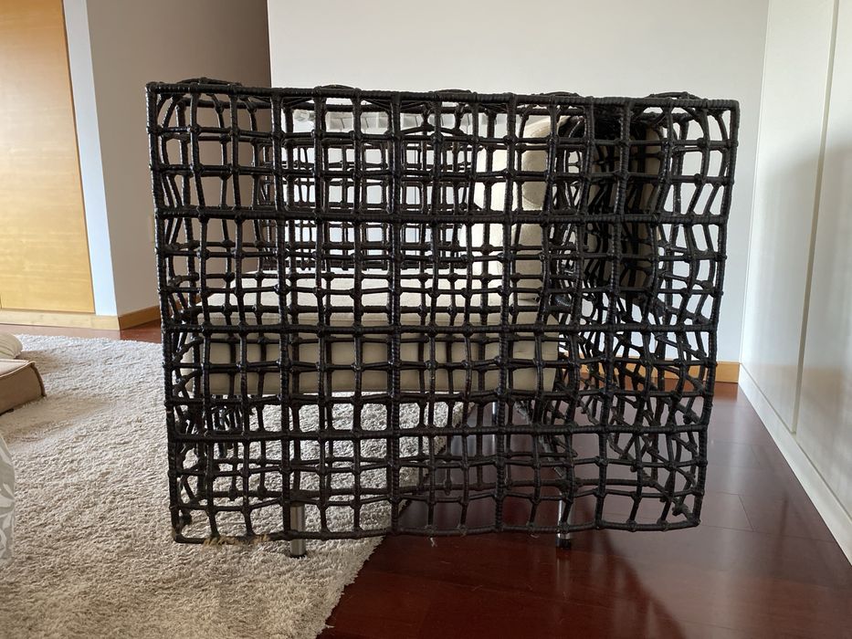 Cadeirão de ferro revestido com planta seca