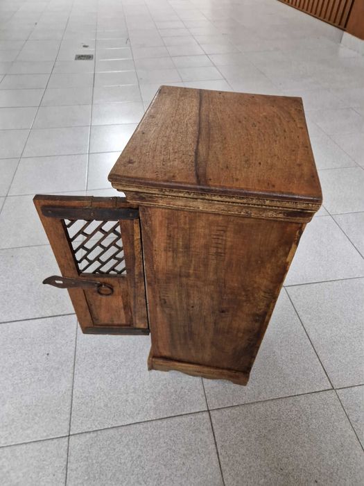 Móvel baú em madeira maciça estilo rustico