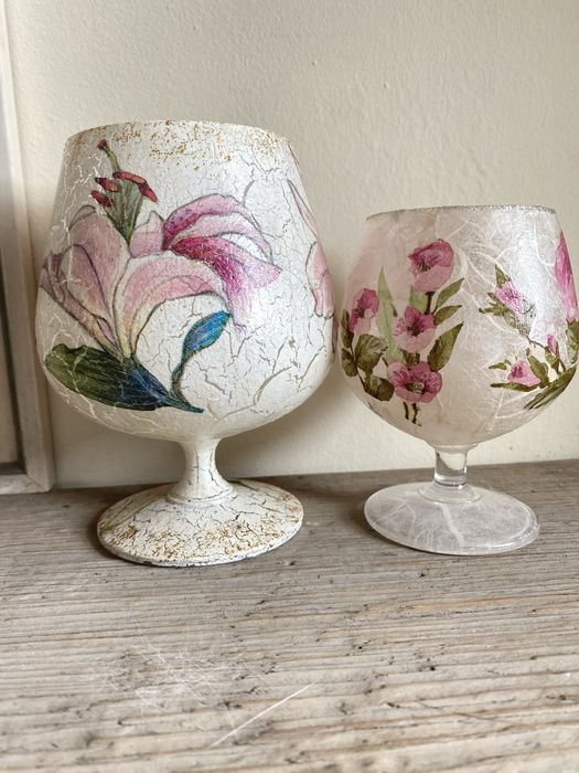 Dwa ozdobne kieliszki decoupage