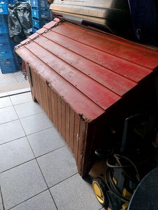 Casota para cão grande com corrente.