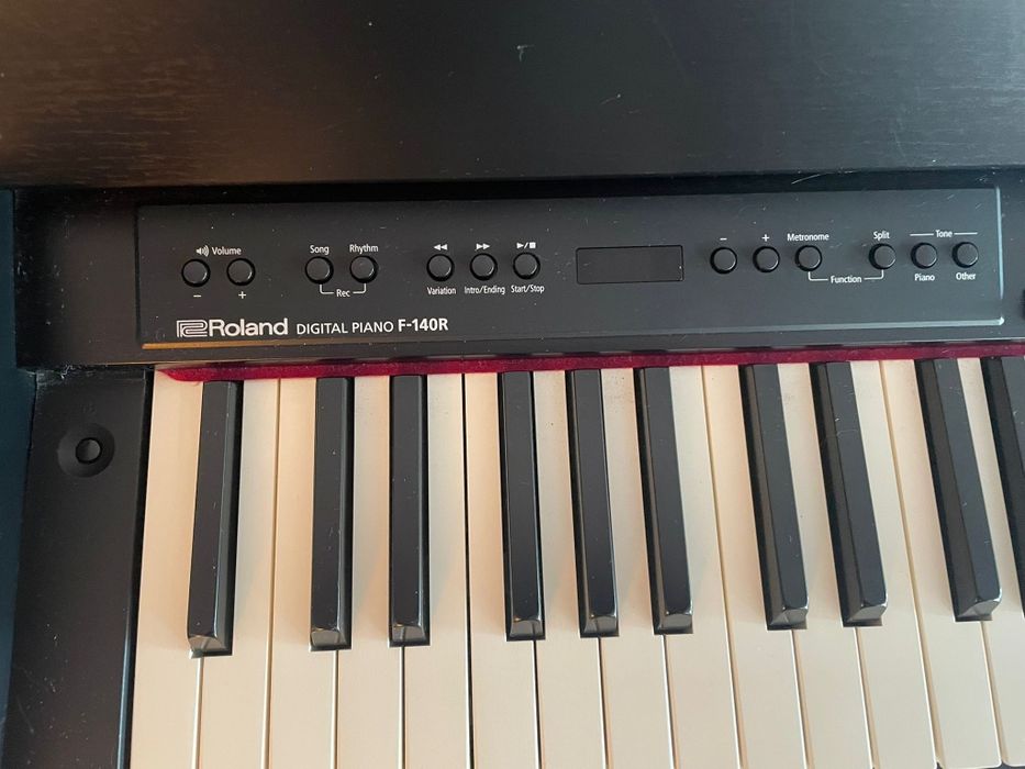 Piano Roland F-140R