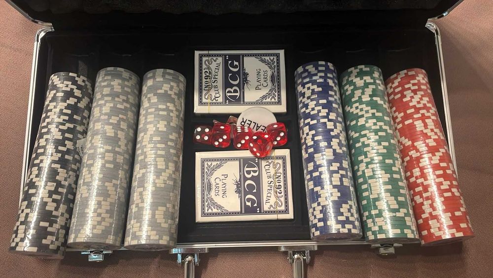 Набір покеру в алюмінієвому кейсі на 300 фішок з номіналом