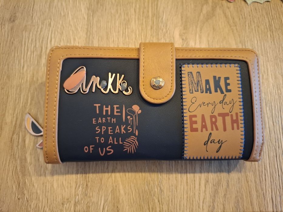 Portfel Anekke The earth speaks to all of us