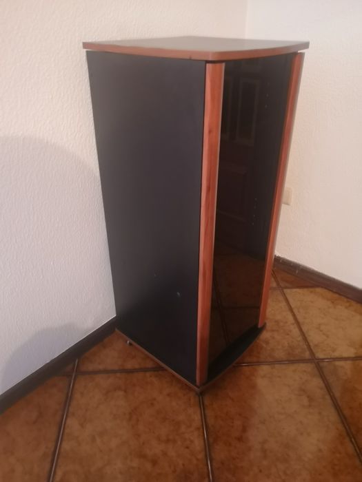 Móvel de madeira e vidro