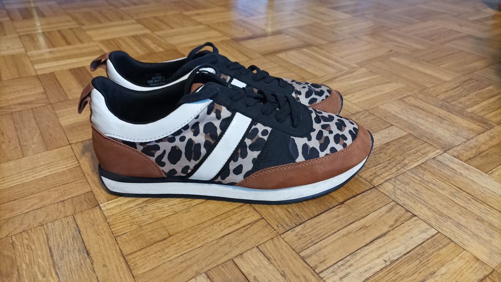 Stylowe sneakersy Marks & Spencer panterka