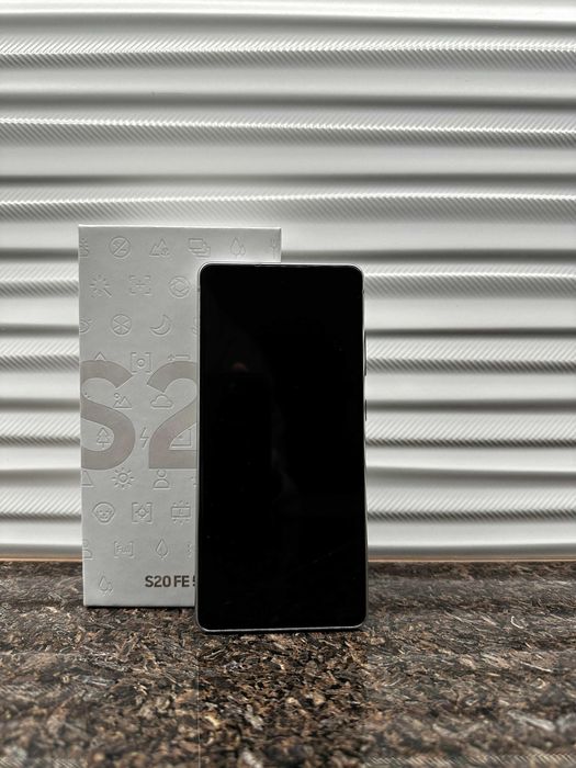 Samsung  S20FE + ear buds PRO (BARDZO DOBRY STAN!)