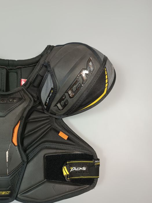 Хоккейный нагрудник CCM Tacks 9080 (размер JR) в отличном состоянии!