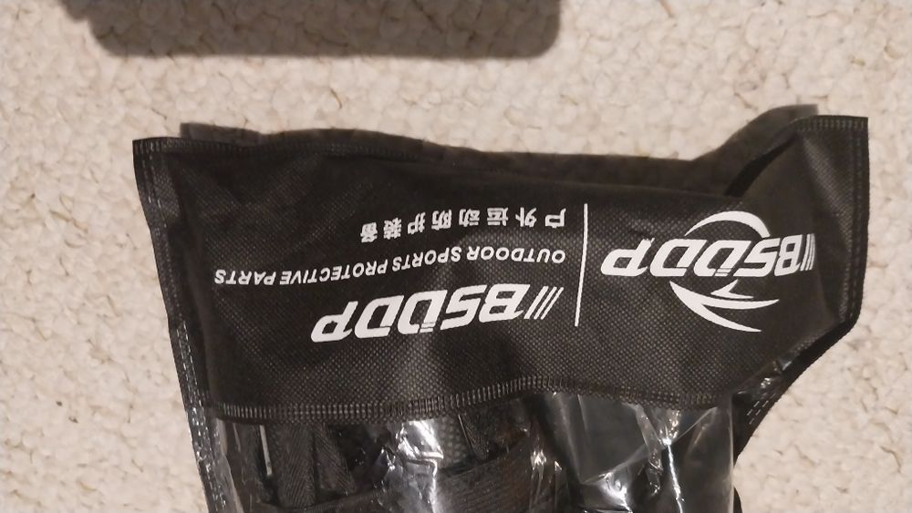 Zbroja i naklolanniki na pitbike